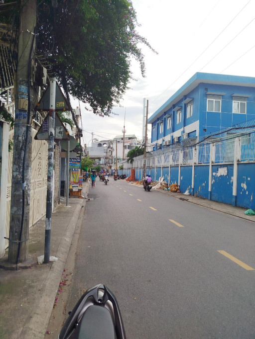 NHÀ MẶT TIỀN 4 TẦNG 250m² – 34 PHÒNG (THU NHẬP 500 TRIỆU/NĂM) – KHU VỰC NHIỀU CÔNG TY – XÍ NGHIỆP