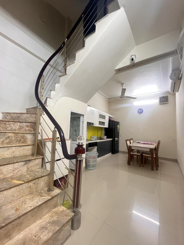 NHÀ ĐẸP TRẦN THÁI TÔNG CẦU GIẤY 40M*5T 10 TỶ , MẶT NGÕ THÔNG,BA GÁC TRÁNH NHAU, KINH DOANH, KHU VỰC TRUNG TÂM CG, GẦN PHỐ.