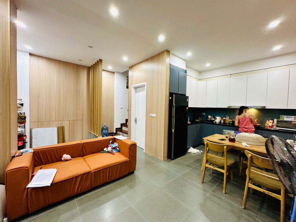 Bán nhà Trần Thái Tông, Cầu Giấy, lô góc, 2 thoáng, 38m2, 5 tầng, Mt 5.6m, chỉ 9.8 tỷ