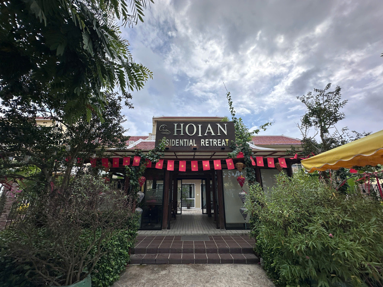 Chủ villa làm hồ bơi nên bán căn nhà gỗ 3 gian 2 trái (18-20 cột lim) phía trước