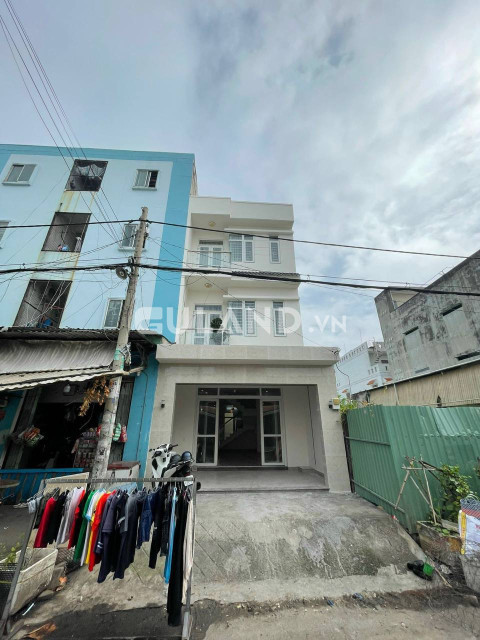 Gia đình tôi chuyển đi nơi khác nên cần bán gấp căn nhà trên hình ở ngay đường Trịnh Như Khuê