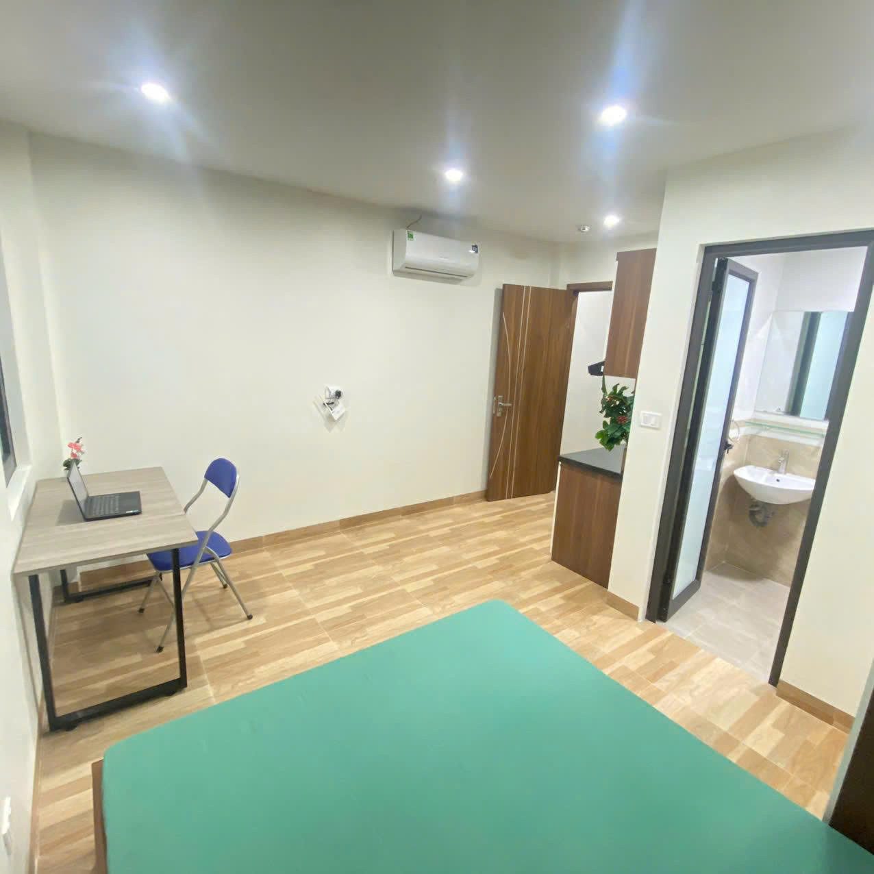 cho thuê phòng trọ giá rẻ 3,2 tr khép kín , thang máy, full đồ gần fpt, Đông á...