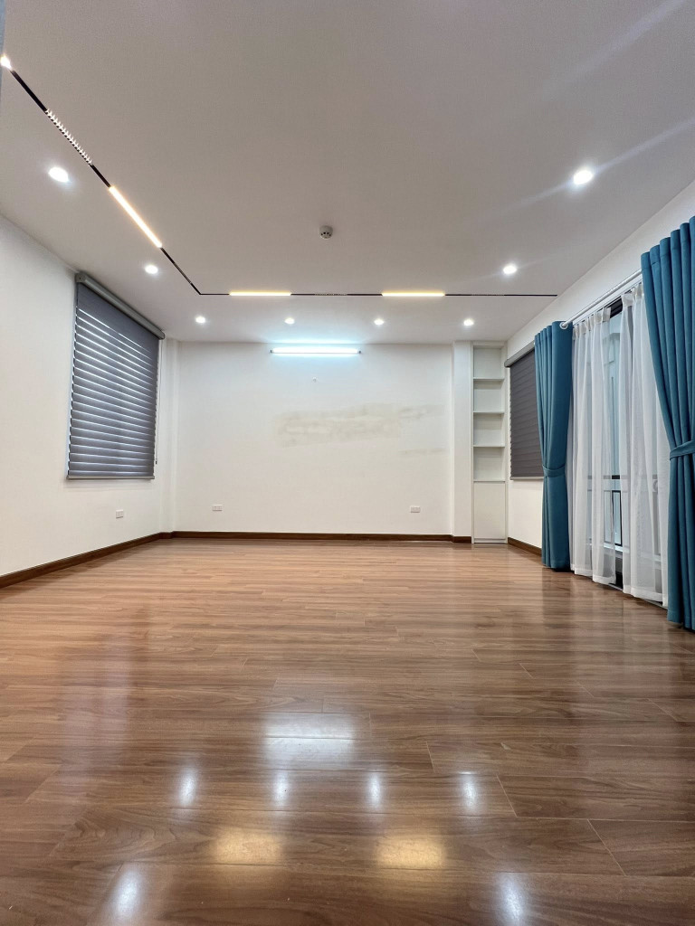 SIÊU PHẨM TRUNG KÍNH CẦU GIẤY 45M*6T NHỈNH 10 TỶ. LÔ GÓC, THANG MÁY, KINH DOANH, NỘI THẤT CAO CẤP.