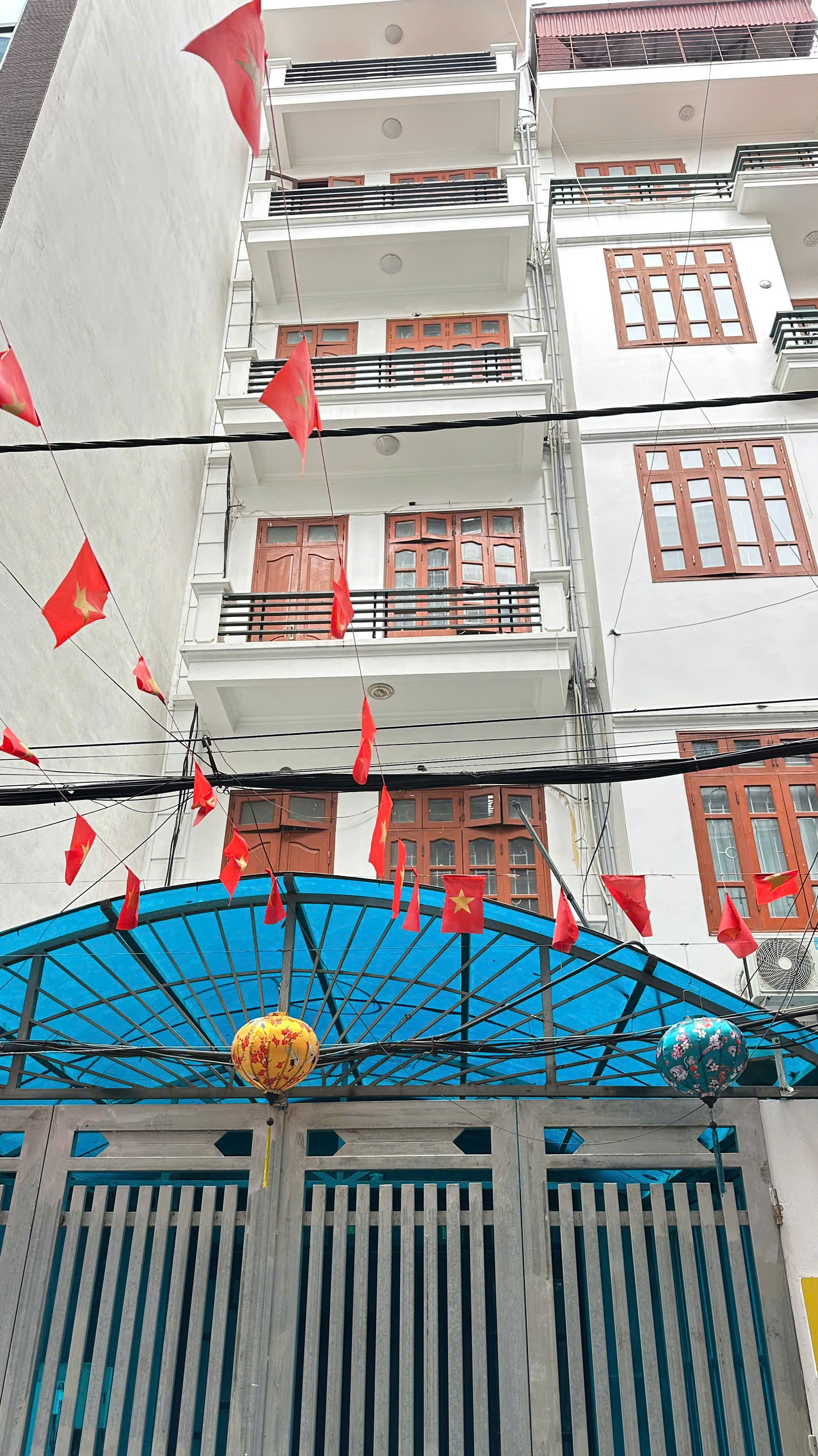 🏢 PHÂN LÔ TRUNG KÍNH – CẦU GIẤY
🚘 Ô TÔ TRÁNH – VÀO NHÀ
🌬️ HAI THOÁNG TRƯỚC SAU - Ô CHỜ THANG MÁY – PHÙ HỢP VĂN PHÒNG