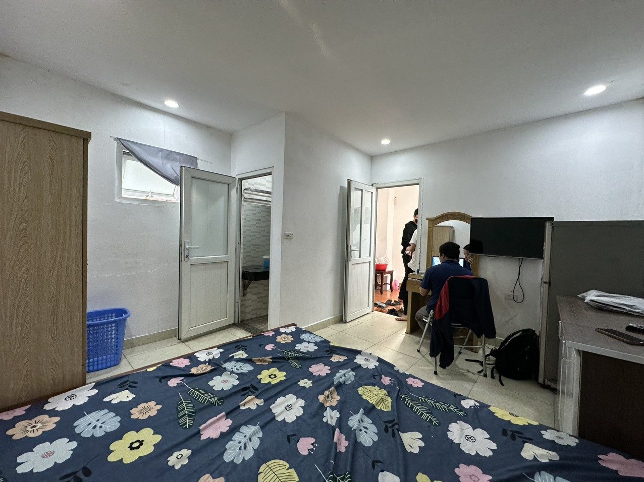 Cho thuê nhà trọ giá rẻ 4,2 tr địa chỉ 37 ngõ 148 Trần Duy Hưng, Cầu Giấy.
Phòng 404 Vkk giá 3,6 tr/ tháng ở luôn.