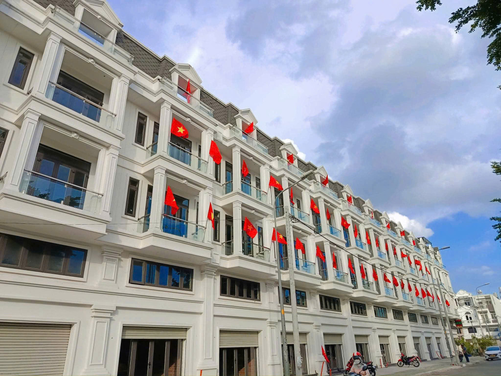 RA NGAY NHÀ PHỐ ĐỐI DIỆN CHỢ AN SƯƠNG CHO CHỦ MỚI