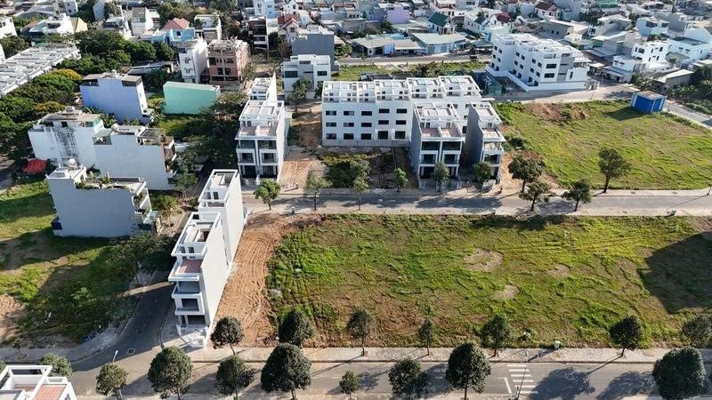 BÁN ĐẤT NẰM NGAY MẶT TIỀN TRƯỜNG LƯU 40m, GẦN VINHOMES QUẬN 9, GIÁ 2,8 TỶ