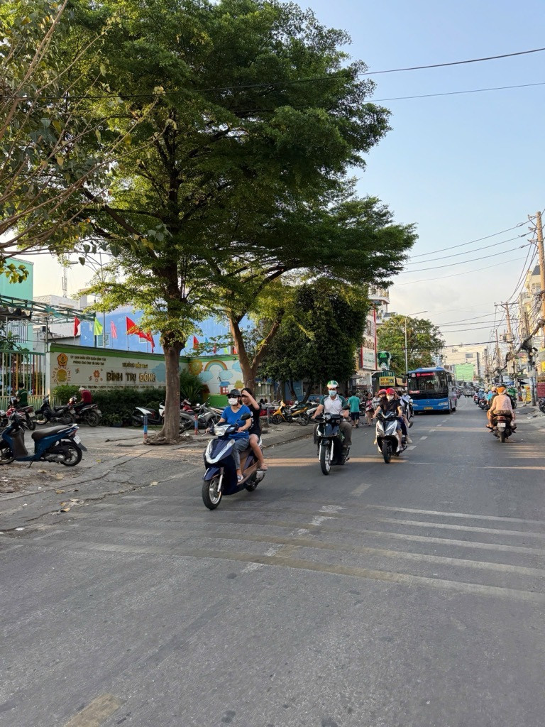 Ngang 3 tỷ - Bán nhà đẹp 2 tầng - DTSD 72M2 - Hẻm xe hơi  ngay Tên Lửa - Bình Tân
