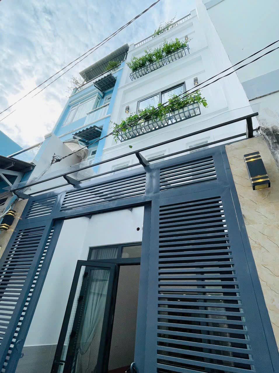 Căn nhà bán ngộp.Trương Quyền, P1, Q3. Giá 3 tỷ 450tr tỷ. DT 80m2 (5x16m). hẻm 8m. Cho thuê 32tr/tháng. Sổ Hồng Riêng chính chủ.