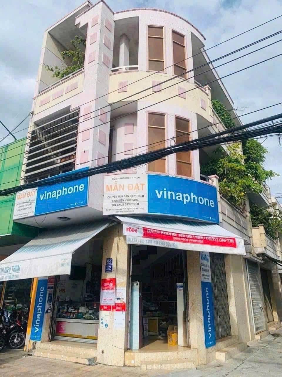 🍁Căn góc 2 mặt tiền đường Trường Sa - Phường Nha Trang
- Dt : 95.3m ôm góc 23.3m
- Nhà 3 tầng ( đang cho thuê 20 tr/ tháng )
- Hướng: Đông Nam  và Đông Bắc
- Tiện ích: Cạnh chợ Bình Tân, sát Bách Hoá Xanh, trước mặt là dự án Trung Tâm Thương Mại......
