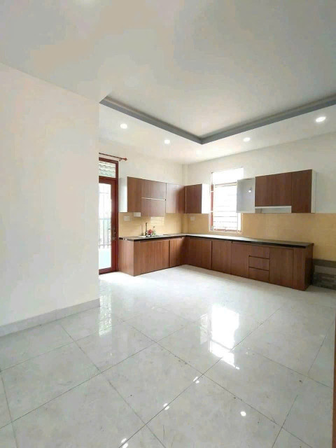 Cần bán căn biệt thự gần 450m2 thổ cư xã Tân Nhựt- TPHCM   Lô gốc 2 mặt tiền đường bê tông xe hơi  Vị trí quy hoạch dân cư hiện hữu   Nhà sổ Hồng riêng, hoàn công đây đủ Biet thự 1 lầu  gồm 5 phòng ngủ rộng rãi , hoàn công 324m2 sàn   Giá:  7,5 tỷ   LH: 0
