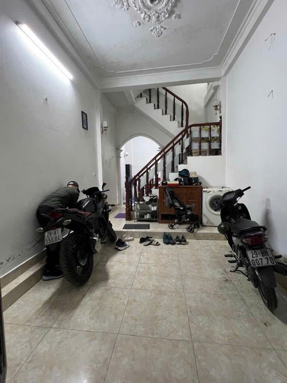 Cho thuê nhà ngõ 179 Vĩnh Hưng, 3 tầng x 30m2, 3 ngủ, 6.5 Triệu, có cho ở nhóm