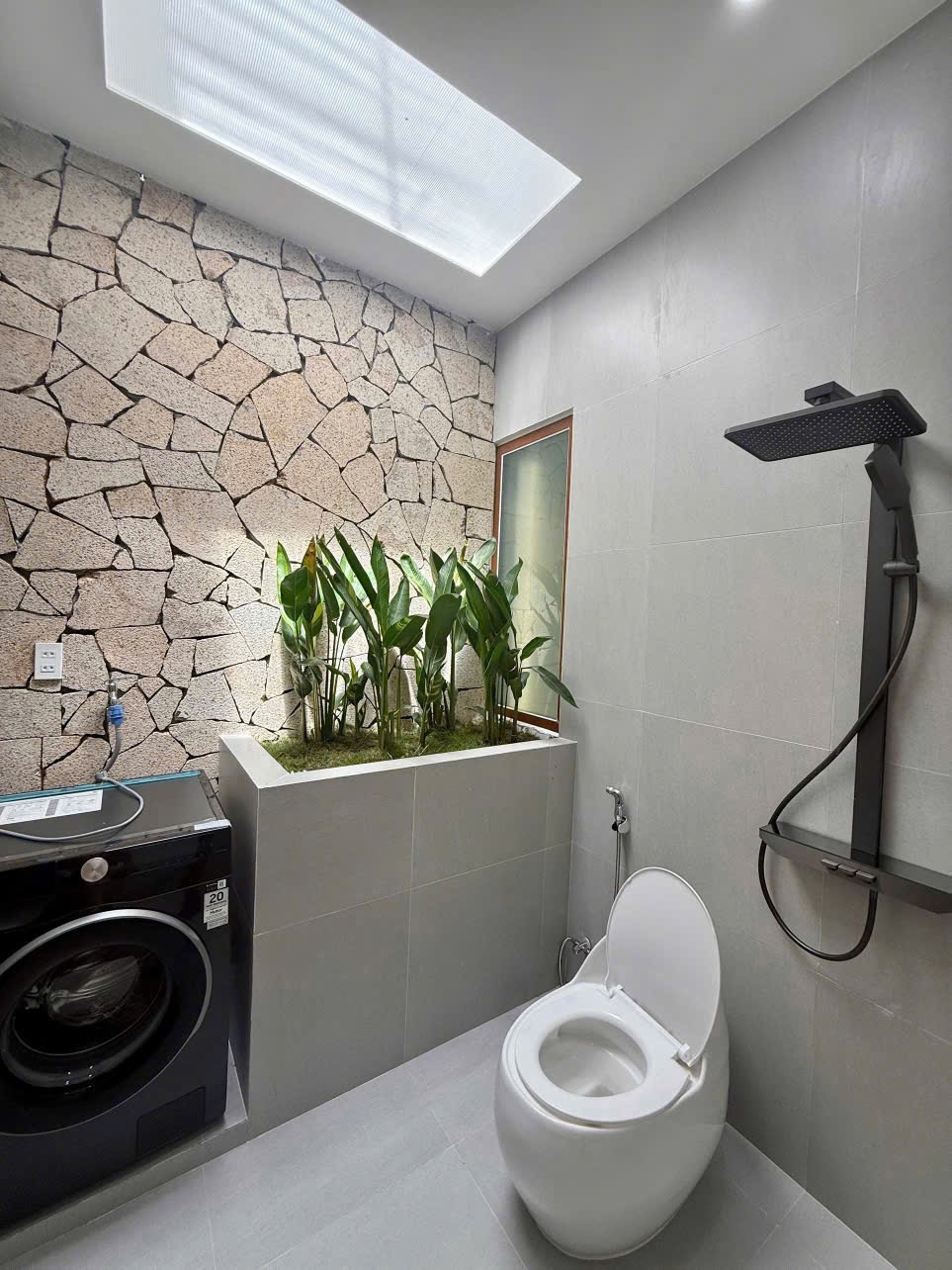 Nhà xinh hẻm 27 Tuệ Tĩnh , Buôn Ma Thuột  
Hẻm oto , sân oto , thông các hướng , cách chợ Y