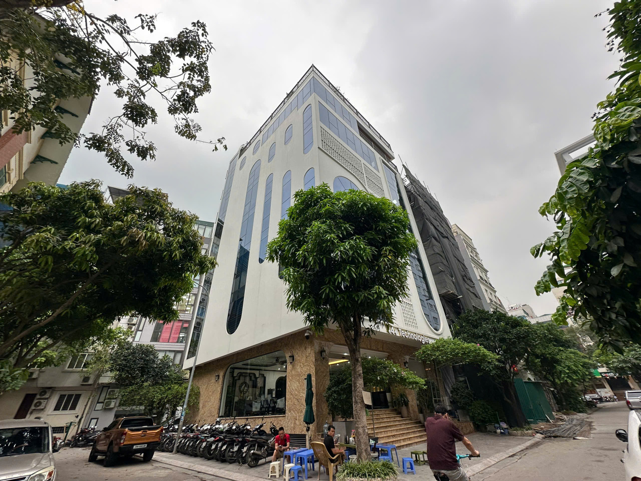 (Tin thật 100%) Bán nhà lô góc 110m2 x 9 tầng tại mặt phố Văn Cao - Để ở hoặc cho thuê 3,5 tỷ/năm