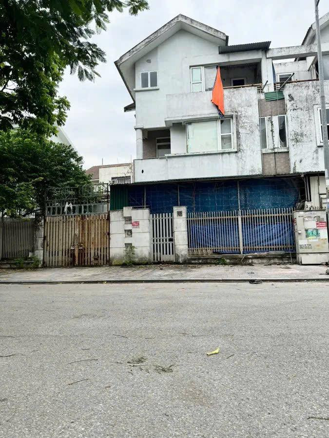 Chính chủ bán biệt thự KĐT Văn Phú- Hà Đông- 255M²- 4 tầng thô- view vườn hoa giá chỉ 4x tỷ