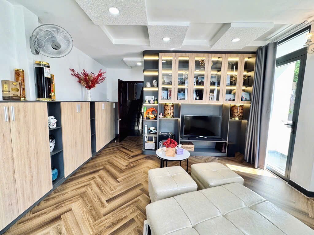 Vị trí đỉnh, ngay khu ăn uống Vạn Kiếp, p3 Bình Thạnh  Ngang cực hiếm 7.2 x dài 13m, CN 93m2, căn góc đẹp không lộ giới Kết cấu: 1 trệt 1 lửng 2 lầu sân thượng, tổng 5 phòng ngủ 6wc, có thể cải tạo thêm 2,3phòng nữa, phòng khách, bếp, sân thượng, gara để