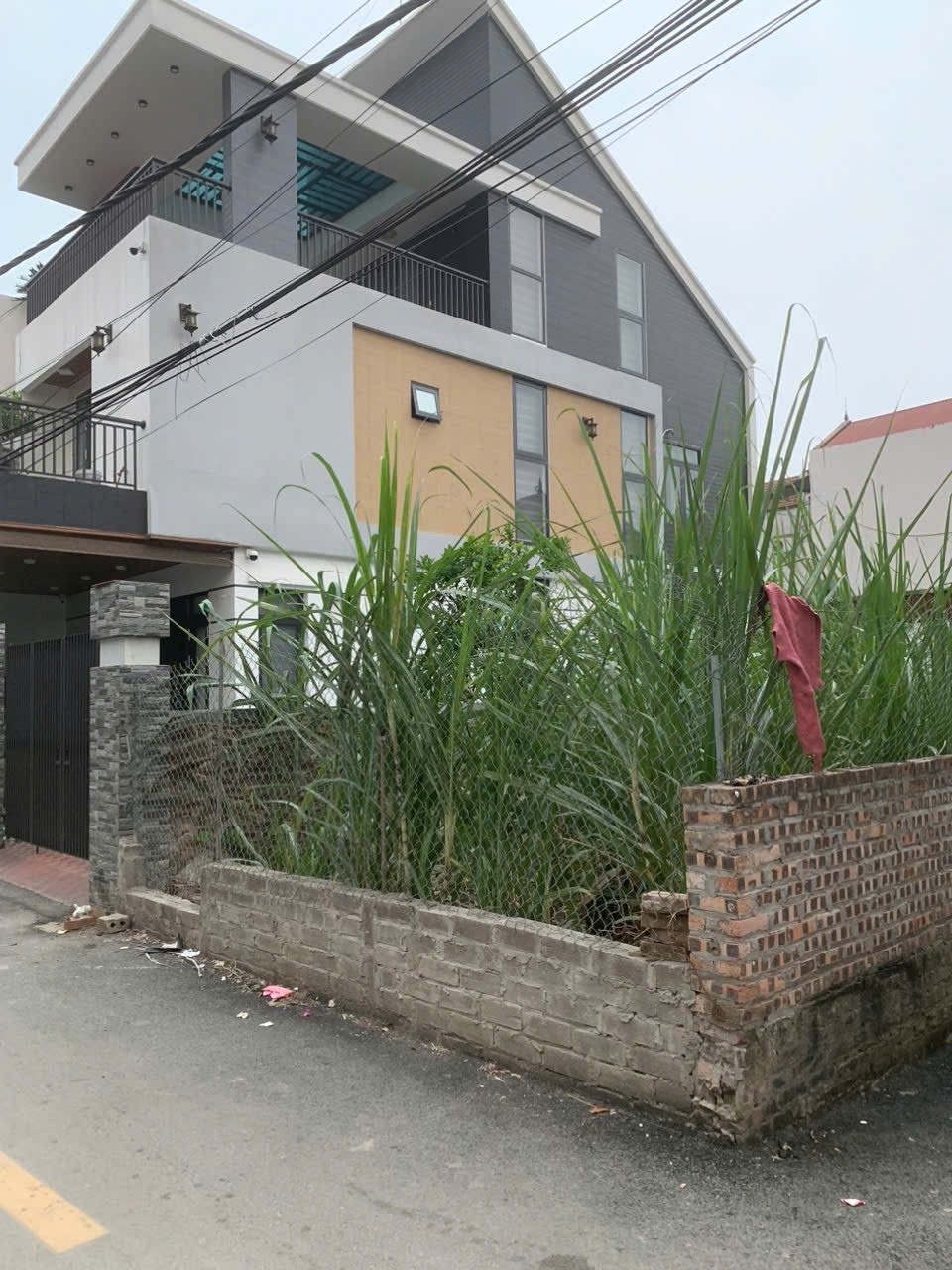 👇

⸻

🔥 SIÊU PHẨM ĐẤT ĐẸP – TRUNG TÂM ĐẠI HẠNH, HOÀN LONG 🔥HƯNG YÊN 

Sở hữu ngay lô đất 85m² full thổ cư tại thôn Đại Hạnh – vị trí cực kỳ đắc địa:

✨ Chỉ vài bước chân ra chợ – kinh doanh buôn bán tấp nập
✨ Cách trường học, UBND chỉ khoảng 300m