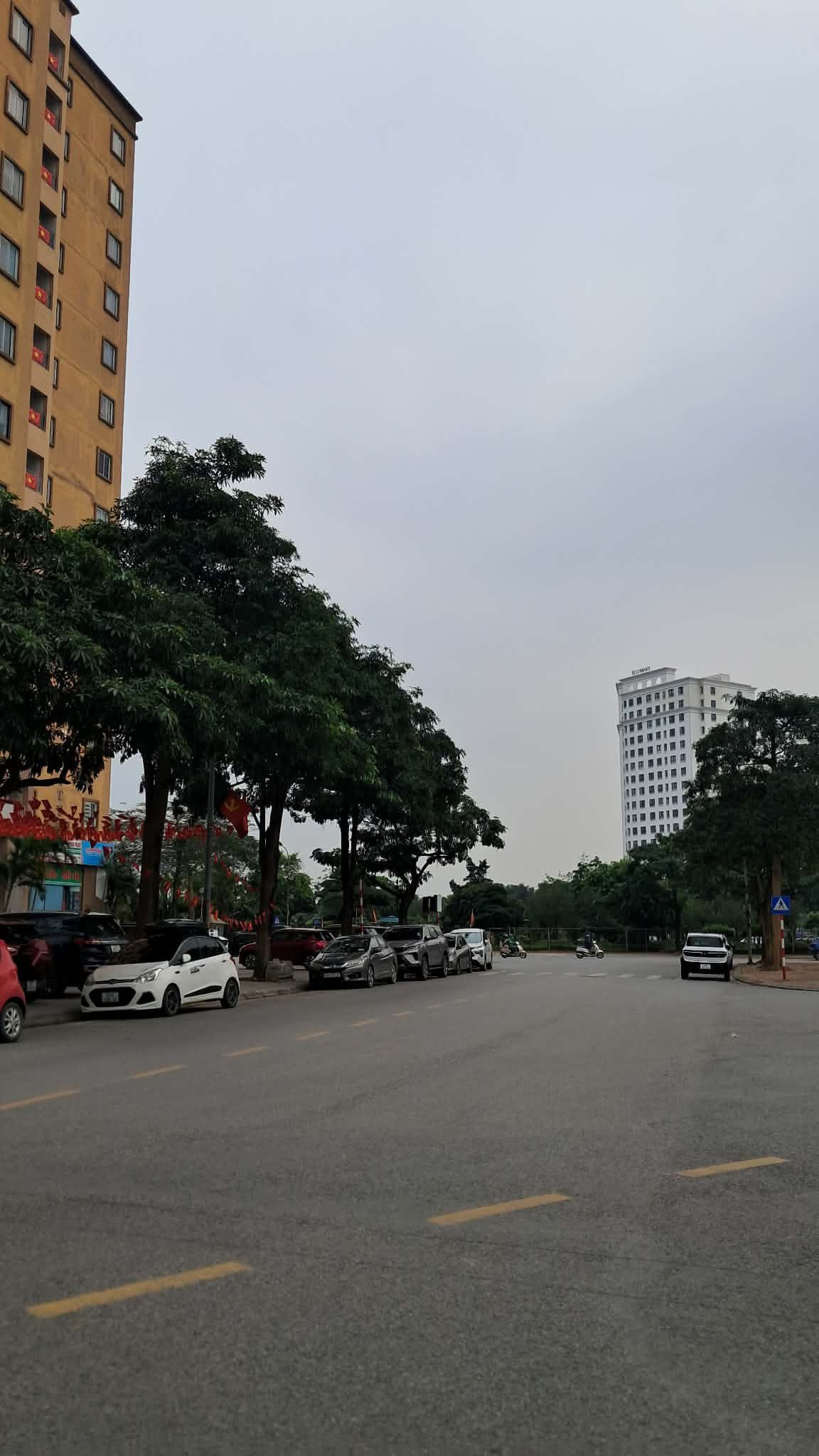 BÁN ĐẤT VIỆT HƯNG 250M2- MT 10M- NGÕ NÔNG- Ô TÔ TRÁNH- HƠN 40 TỶ
