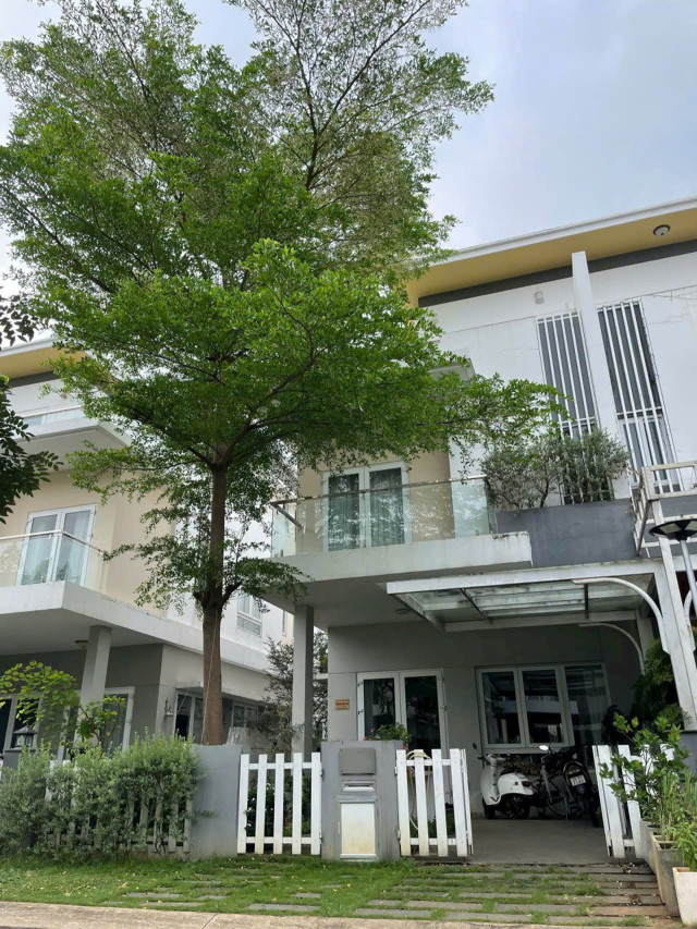 Bán biệt thự Melosa Khang Điền, Full nội thất cao cấp, ngang 8m, đi thẳng ra ngay hồ bơi trung tâm