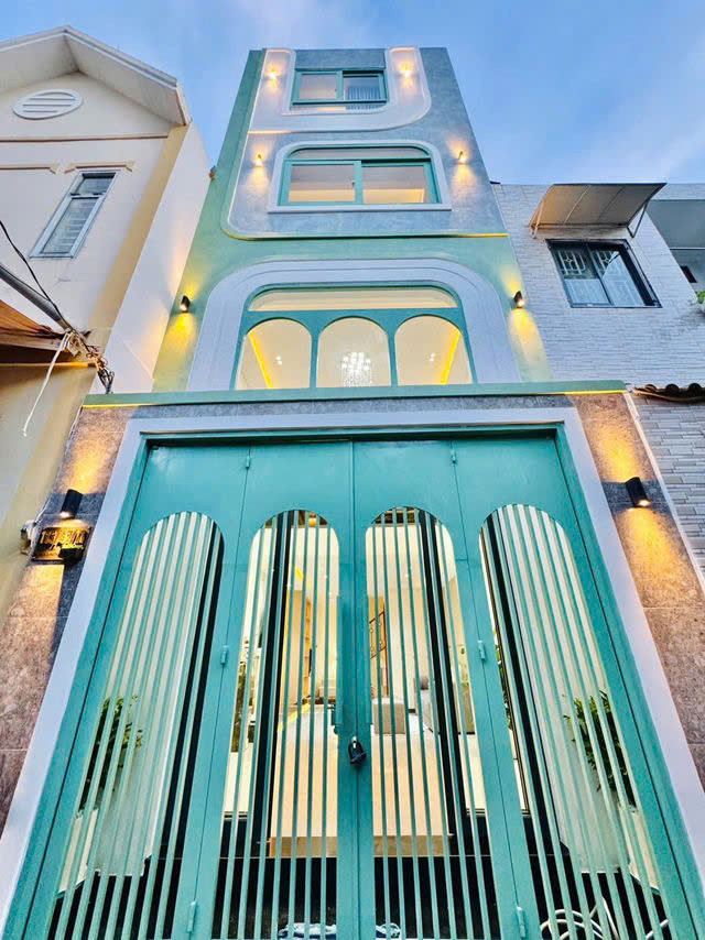 GIÁ MỀM NHẤT QUẬN BÌNH THẠNH: 7,38 TỶ - Võ Duy Ninh- Võ Duy Ninh P22 Bình Thạnh - Khu vực an ninh và dân trí cao, rất hiếm có khó tìm nhà bán.
- Hẻm trước nhà 4m rộng thoáng, thông ra các ngả Võ Duy Ninh + Nguyễn Hữu Cảnh chỉ 100m.- Diện tích đất: 4 x 10