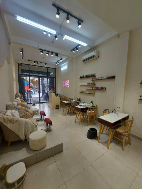 SANG NHƯỢNG TIỆM NAIL – GỘI – NỐI MI MẶT TIỀN Q3