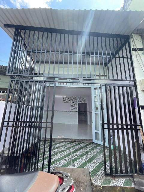 🏠 NHÀ GIÁ TỐT - VỊ TRÍ ĐẸP - GIÁ CHỈ 1 TỶ 250TR‼️  💥Chỉ với 1 tỷ 250 triệu (còn thương lượng nhẹ lộc), bạn đã sở hữu ngay căn nhà 1 trệt 1 lửng, thiết kế gọn gàng, đầy đủ công năng:  ✨ 2 Phòng ngủ | 2 WC | Nở hậu cực lộc 5m4 ✨ Diện tích đẹp 3.7 x 9m ✨ Hẻm