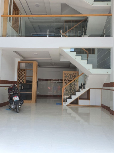 Bán nhà mặt phố Võ Văn Hát, Q.9, 60m², 4 tầng, 6.1 tỷ, sổ hồng