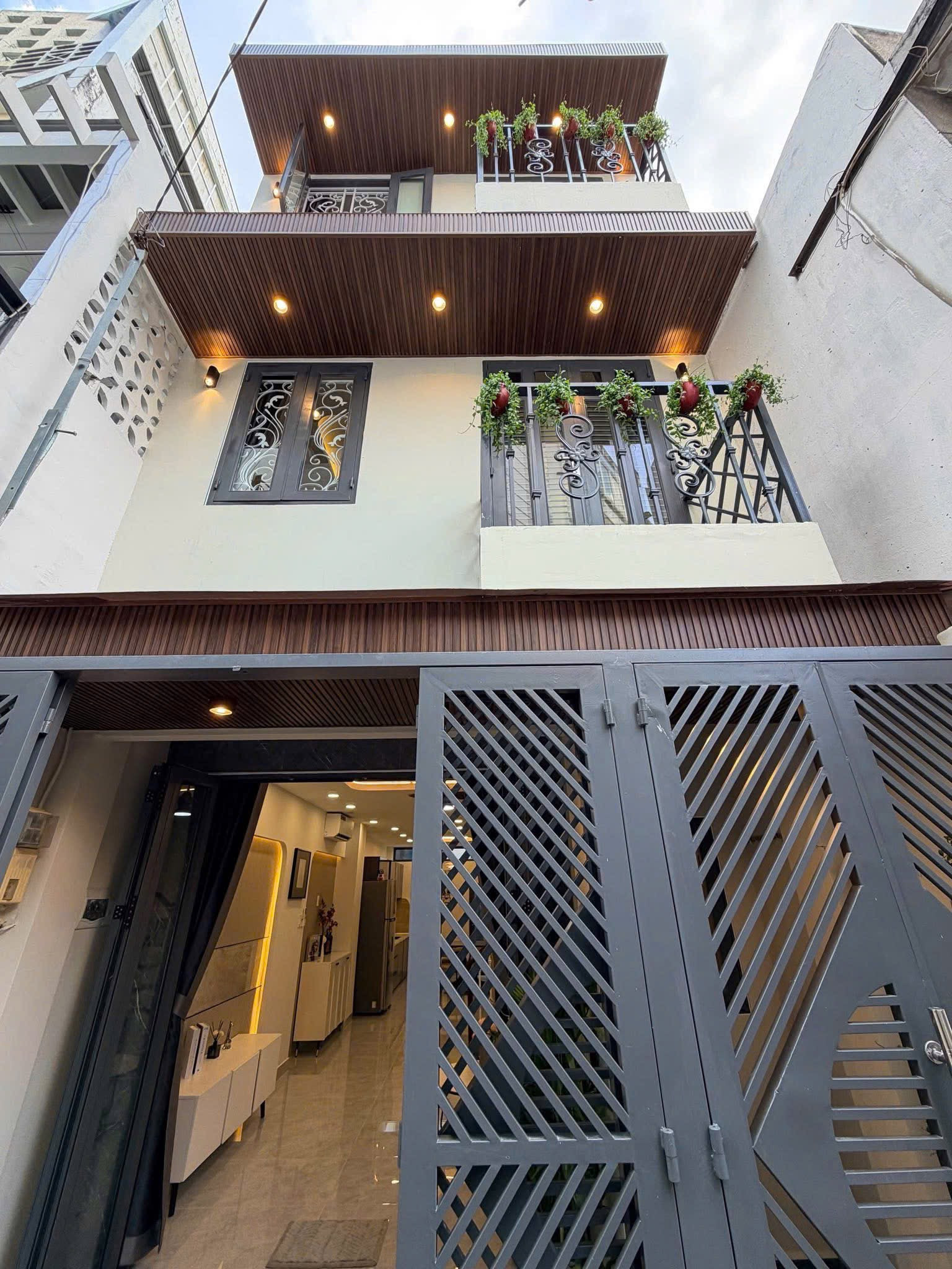 Bán nhà hẻm xe hơi Võ Văn Tần, Q. 3, diện tích 70m2,giá 3 tỷ5 đang cho thuê 26tr/th, sổ hồng riêng