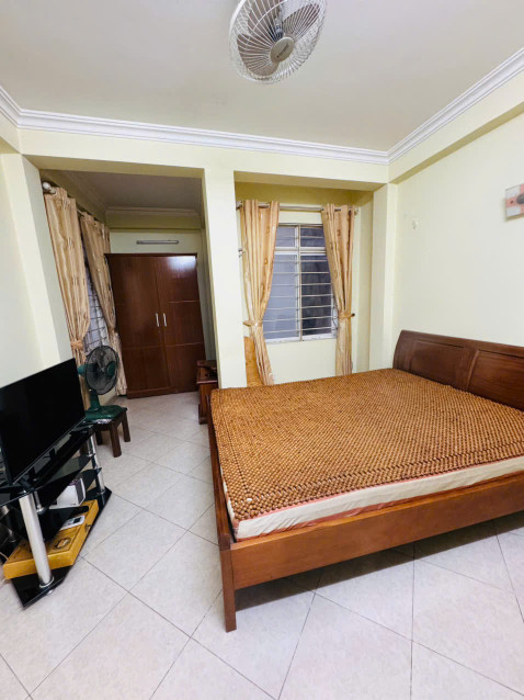 Cho thuê : Ngõ 18 Võng Thị , 30 m2 , 5 tầng , Giá 10,5 triệu , sát Hồ Tây HN