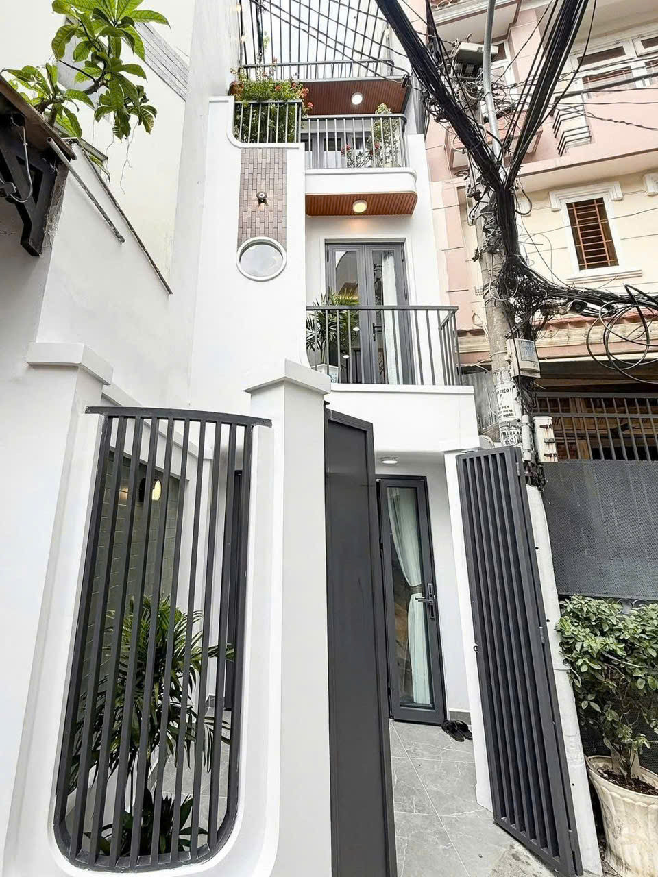 Chính chủ ký gửi bán gấp nhà Vũ Huy Tấn P.1 Bình Thạnh. Giá: 3,5 tỷ. DT: 75m2. 3Tầng. 4PN 4WC.  Sổ Hồng Riêng