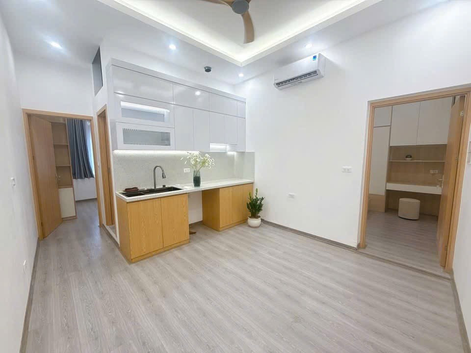 Bán căn hộ tập thể phố Vũ Ngọc Phan, Đống Đa, 70m2, nhà đẹp full nội thất, lô góc 3 mặt thoáng
