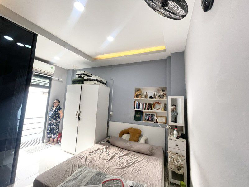 NHÀ BÌNH THẠNH - 2.7 TỶ - NHÀ 2 TẦNG XE HƠI ĐỖ CỔNG - NGAY CHỢ BÀ CHIỂU - GIÁP RANH QUẬN 1 - NHÀ MỚI FULL NỘI THẤT.