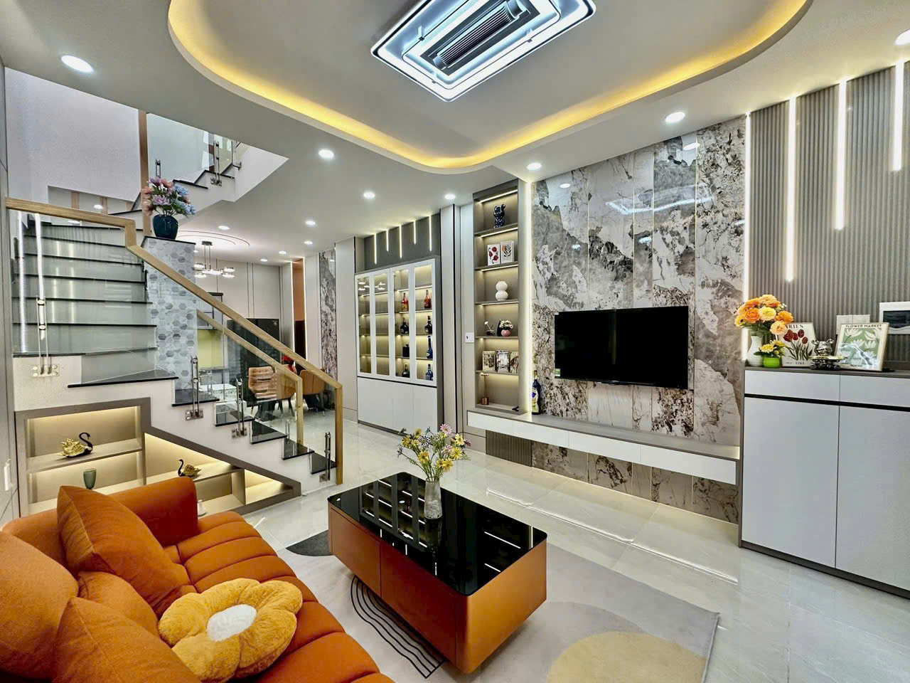 Tại Bình Thạnh. Căn 38.1m² Vũ Tùng xây trệt 1 lầu, giá 1 tỷ 990. Gần chợ Bà Chiểu. Hẻm 5m, sổ riêng