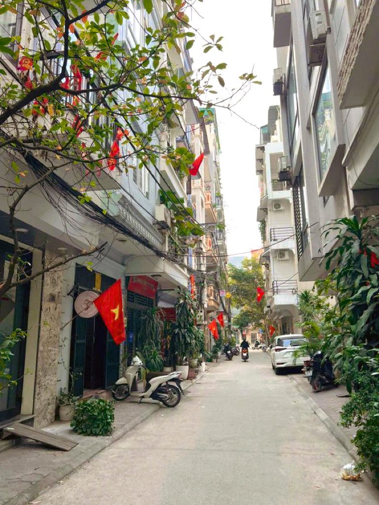 - Xã Đàn. 20m ra MP. 2 thoáng trước sau. Khu phân lô ô tô dừng đỗ, có vỉa hè.