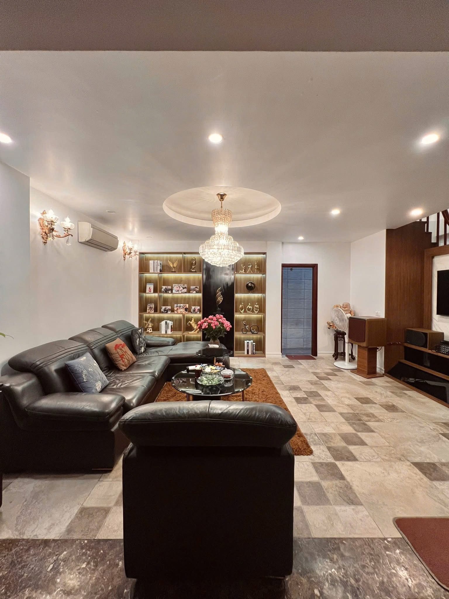 Xã Đàn - Phạm Ngọc Thạch . Nhà đẹp dân xây. Full nội thẩt tiền tỷ. Vị trí đẹp gần VINCOM PHẠM NGỌC THẠCH. Trường học các cấp quanh nhà