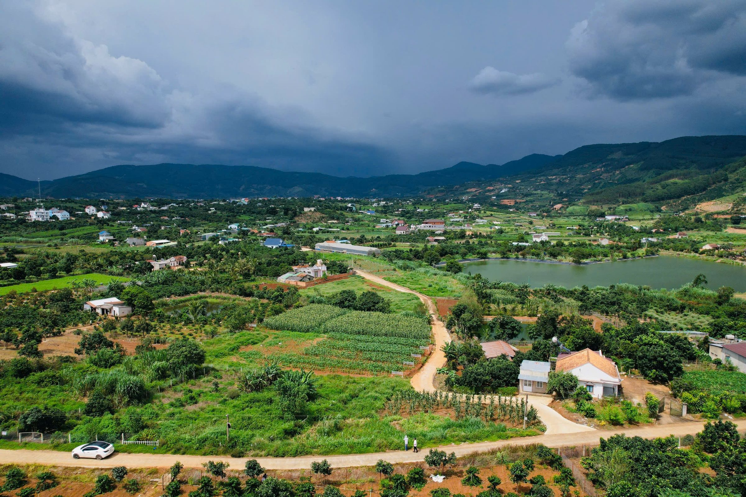 Đất thổ cư góc 02 mặt tiền view hồ ngay đường chính ở xã Đông Thanh. chỉ 200m ra đường nhựa lớn. GIá 1.5 Tỷ / 710m2. Mặt tiền ngang 40m