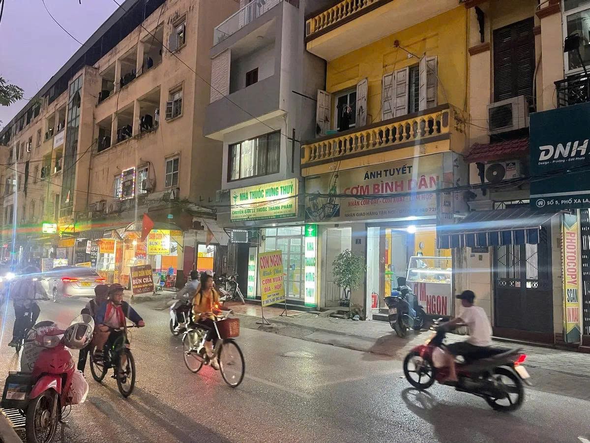 Bán nhà 5 tầng mặt phố Xa La, 120m2, mặt tiền rộng 8m, 2 mặt đường, vị trí đẹp, kinh doanh sầm uất, gía 37.5 tỷ