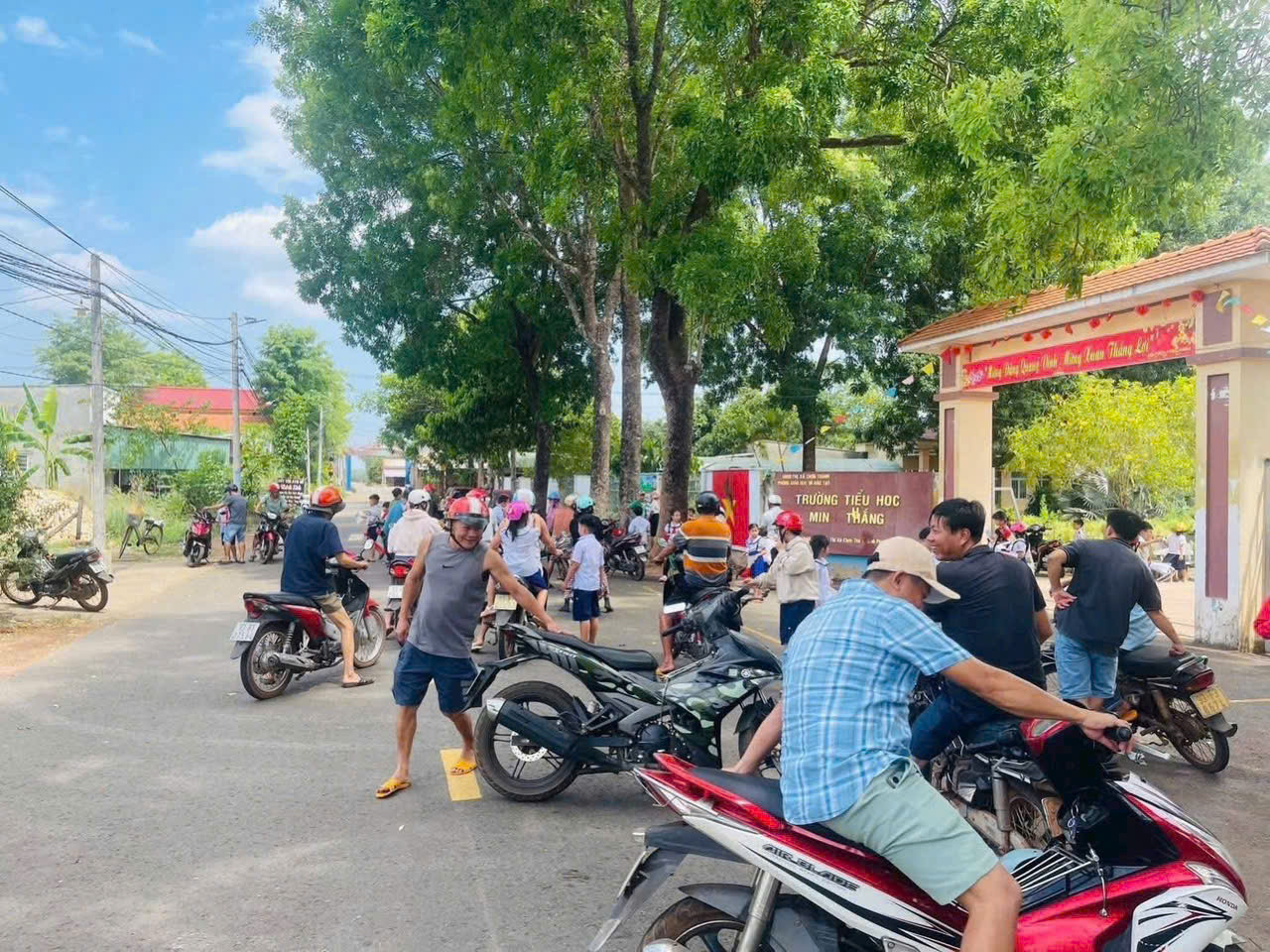 bán đất mặt nhựa sát bên chợ đang hoạt động