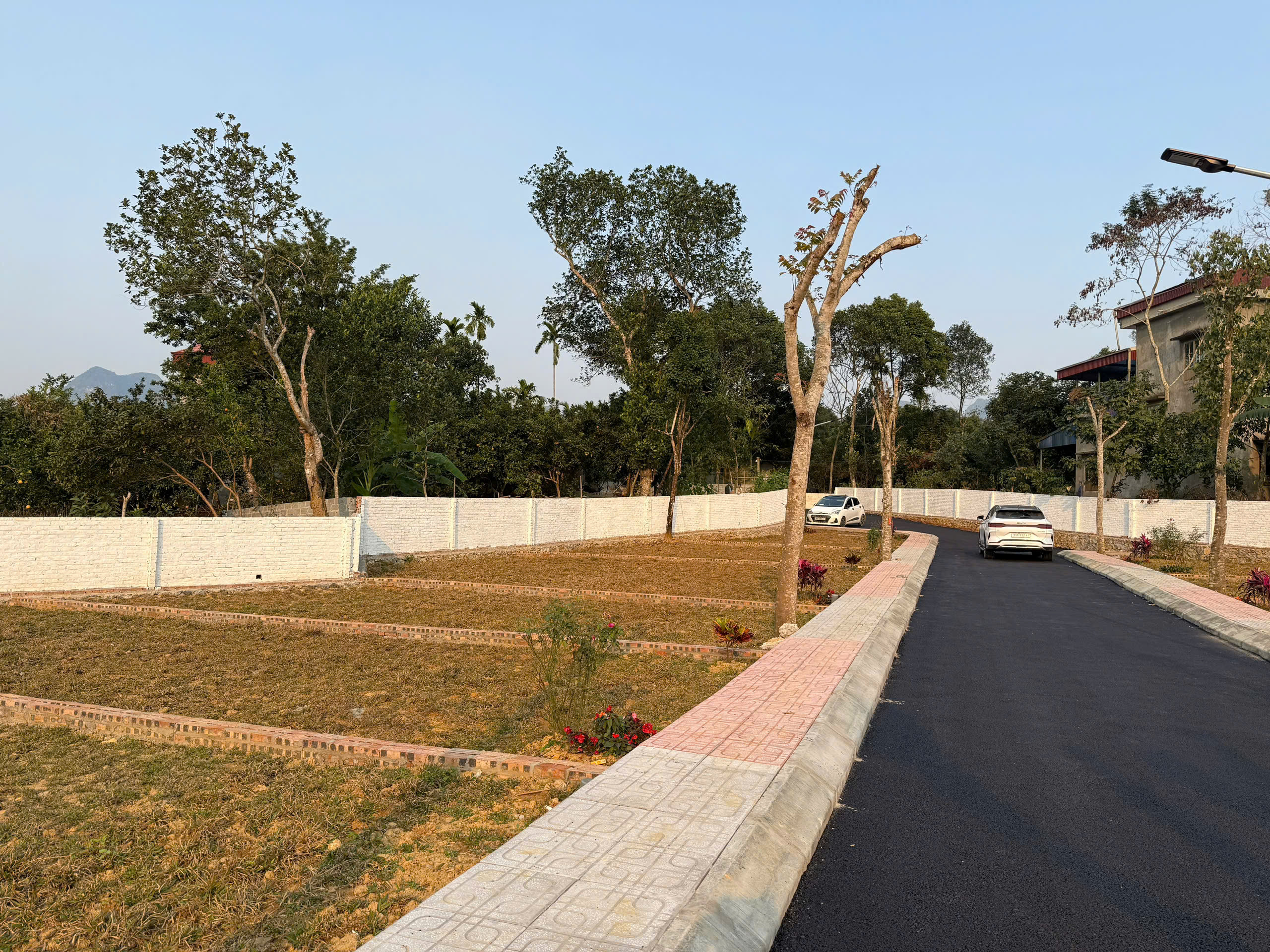 CHỈ HƠN 3005TR SỞ HỮU NGAY LÔ ĐẤT TẠI PHỐ CHỢ BÃI XE KIM BÔI HÒA BÌNH- SÁT VÁCH SUN GROUP VỊ TRÍ CỰC KỲ TIỀM NĂNG
