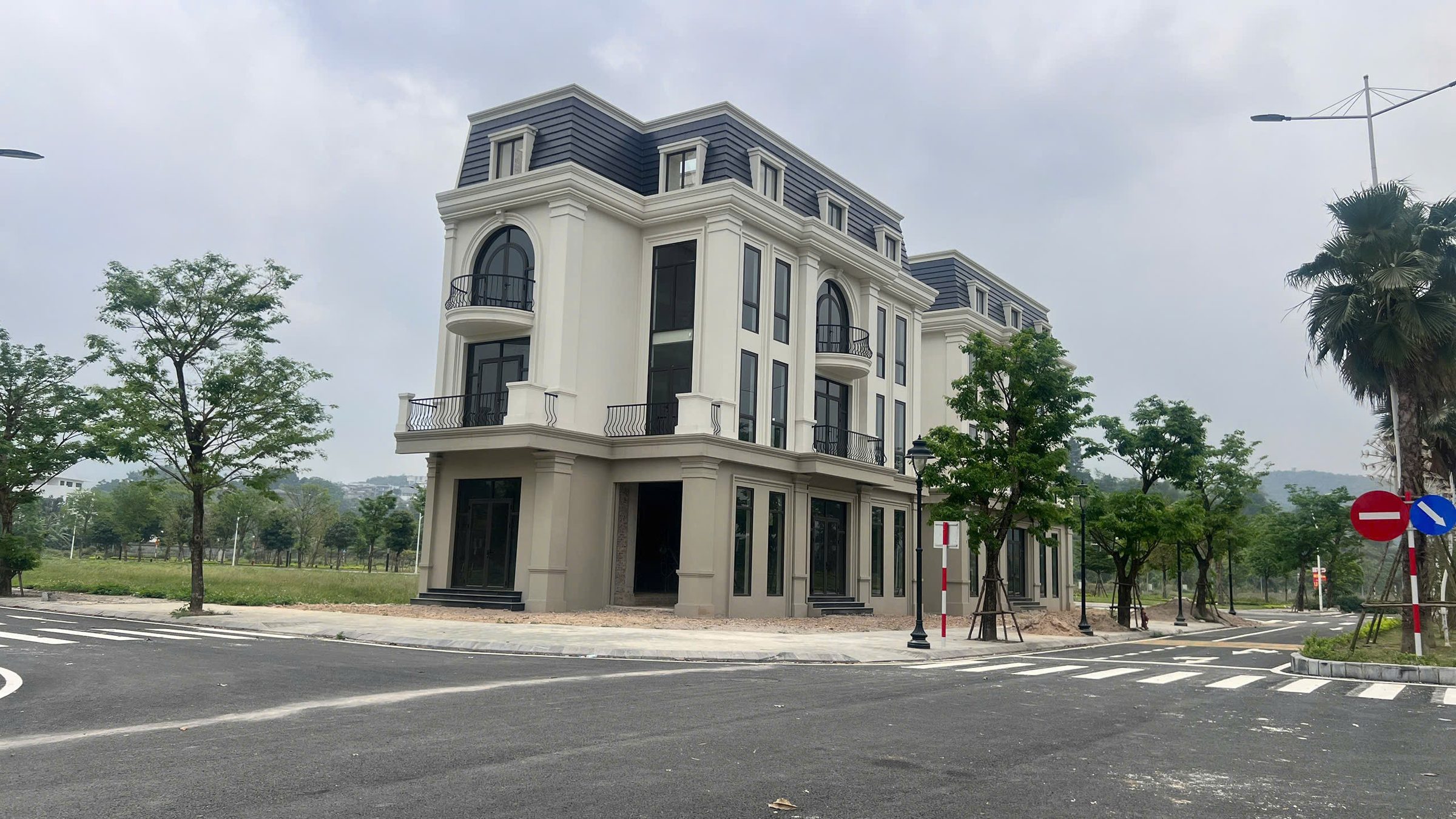 Nhượng căn shophouse Centre ville Lương Sơn mặt Xuân Cầu, cách Metro Xuân Mai 8p