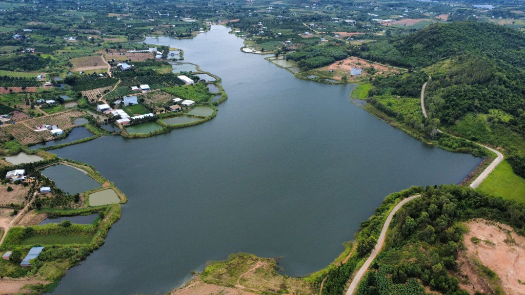 View hồ cực đẹp 37m bê tông 200 thổ cư 680 triệu