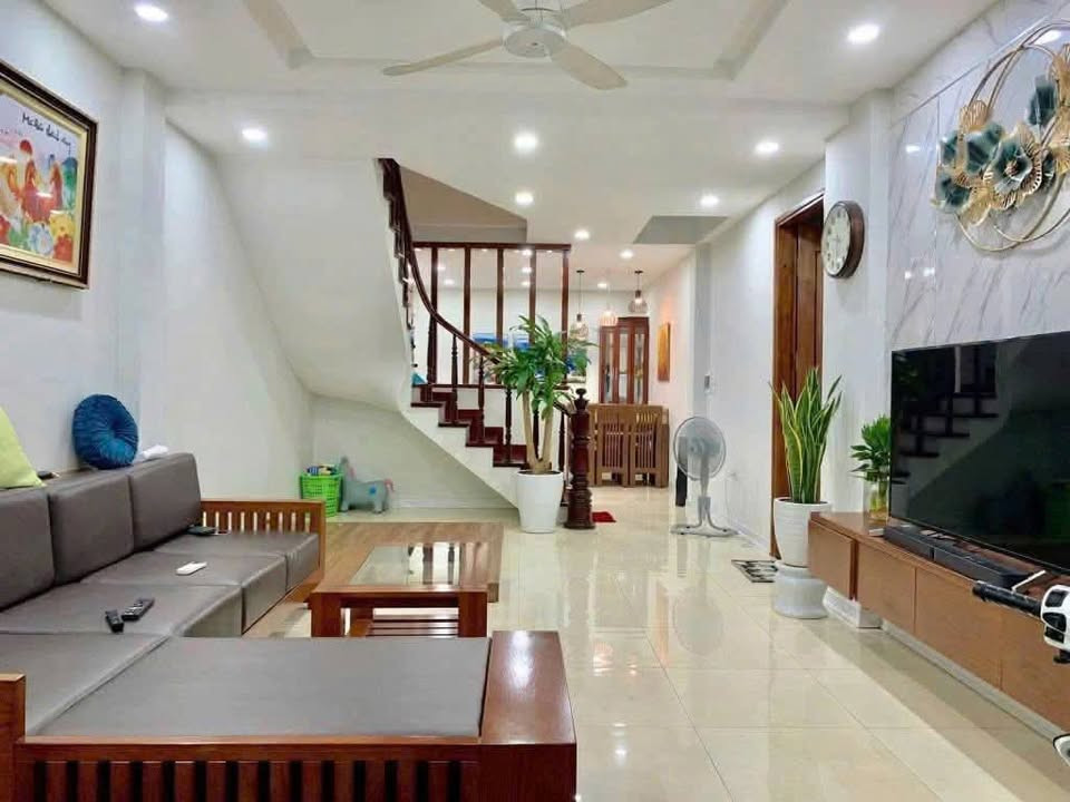 Nhà mới Xuân Đỉnh 32 mét 5 tầng ngõ thôgn sang ngoại giao đoàn 9,2 tỷ