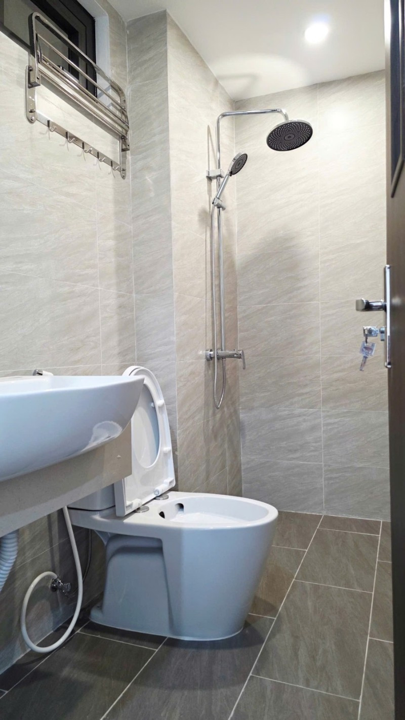ĐỖ NHUẬN 42M2 7 TẦNG MT 4.8M - THANG MÁY - Ô TÔ ĐỖ CỬA - GẦN CV HÒA BÌNH - NHỈNH 14 TỶ
