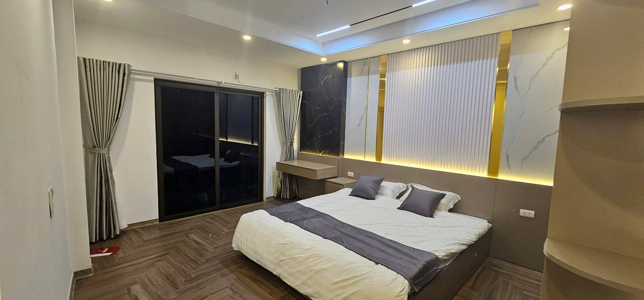 Bán Gấp Nhà Phố Xuân La, Quận Tây Hồ , 40M2 , 6 Tầng ,Gía Chỉ 8,8 Tỷ