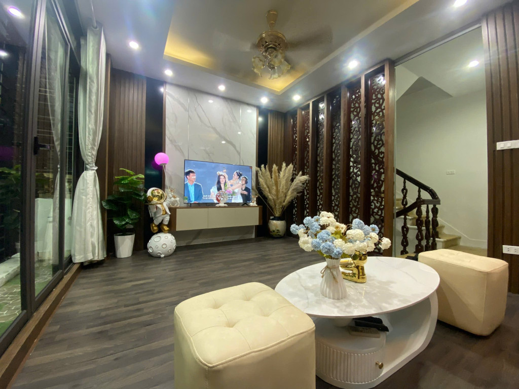 NHÀ ĐẸP Ở XUÂN THỦY -PHÂN LÔ - Ô TÔ - LÔ GÓC 2 MẶT NGÕ - 2 THOÁNG - VEW ĐH BÁO CHÍ TUYÊN TRUYỀN - KHU VỰC VIP - DÂN TRÍ CAO - AN SINH ĐỈNH - TẶNG FULL NỘI THẤT.