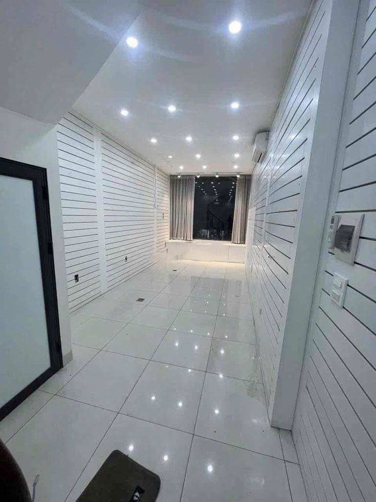 Cho Thuê Nhà Mặt Phố Xuân Thủy - Cầu Giấy/ 40M² 5 Tầng 3 Ngủ - Nội Thất CB - Mặt Phố KD Đa Dạng - Giá Thuê 35tr