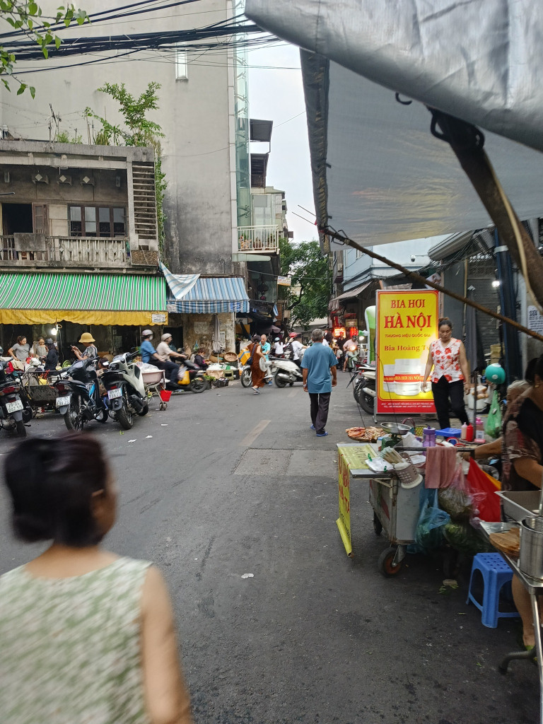 Nhà sát chợ Giời, trung tâm quận HBT, ô tô đỗ cửa, tiện để mua làm kho hoặc ở tạm, chưa đến 5 tỷ