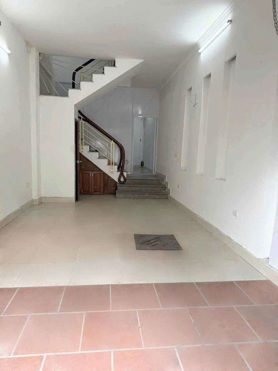 Cho thuê nhà riêng Ô TÔ ĐỖ CỬA ngõ 259 Yên Hoà, Cầu Giấy 45m X 4T giá 20 triệu