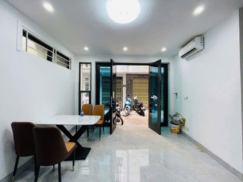 Bán nhà lô góc tt cầu giấy gần phố, ở ngay - ful nội thất đẹp thông tứ tung
