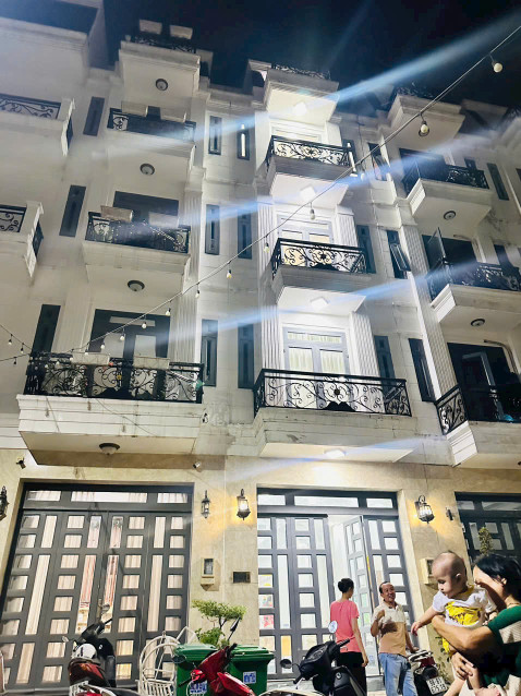 BÁN NHANH NHÀ PHỐ ĐÚC 5 TẦNG, THANG MÁY Ý – ĐƯỜNG 12M